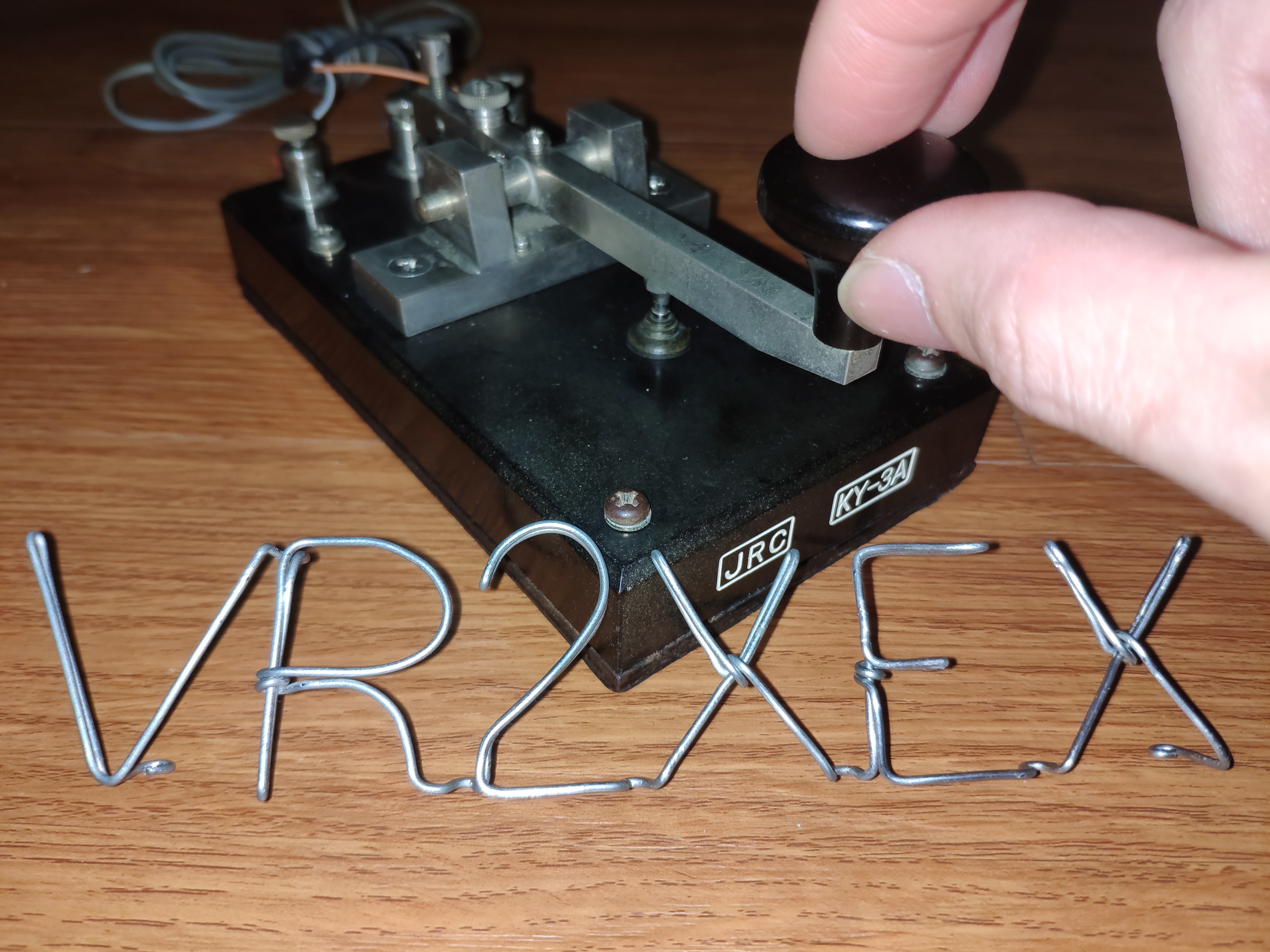 VR2XEX鐵線屈字大小與手鍵對比